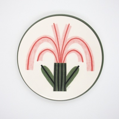 Prato decorativo redondo com desenho abstrato de flor em tons de rosa e verde