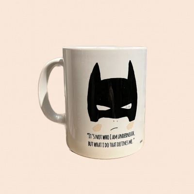 Caneca branca com máscara do Batman e frase em inglês