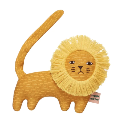 Pelúcia de leão amarelo com juba texturizada e etiqueta DONNA WILSON