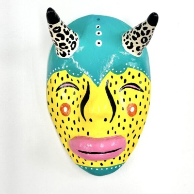 Máscara decorativa colorida com chifres e padrões