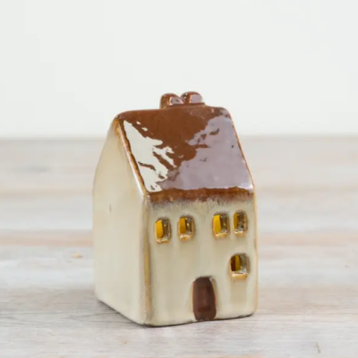 Miniatura de casa decorativa em cerâmica bege com telhado castanho