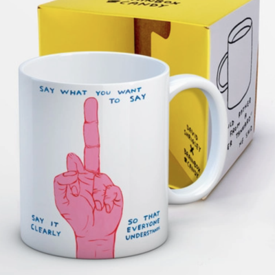 Caneca branca com ilustração de mão rosa e texto azul com caixa amarela ao fundo