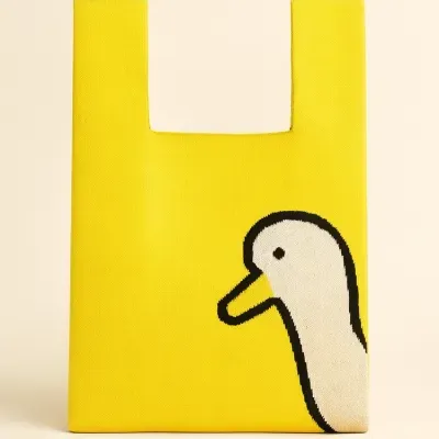 Mala amarela de tecido com padrão gráfico de pato branco