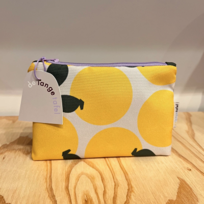 Estojo tecido amarelo com padrão de laranjas e fecho lilás