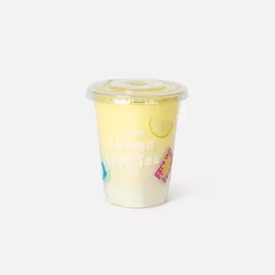 Copo de chá de limão com tampa plástica transparente e etiquetas decorativas