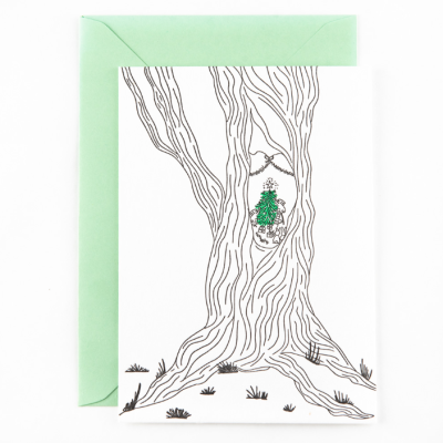 Cartão branco com desenho de árvore em preto e verde e envelope verde claro