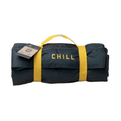 Manta enrolada azul escuro para cão com alças amarelas e palavra CHILL