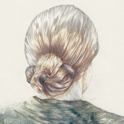 Ilustração artística de uma mulher vista de trás com cabelo apanhado e vestido verde cinzento.