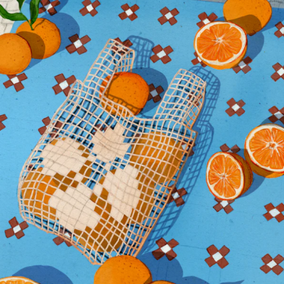 Sacola de rede branca com laranjas sobre superfície azul com padrão geométrico