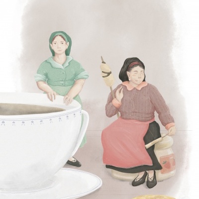 Chávena branca, duas miniaturas de mulheres tradicionais e pão num prato.