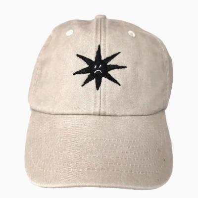 Boné bege com bordado preto de sol triste