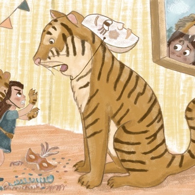 Criança com macaco diante de tigre em sala amarela com espelho refletindo leão