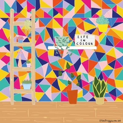 Parede geométrica colorida com escada de madeira, vasos de plantas e placa LIFE IN COLOUR