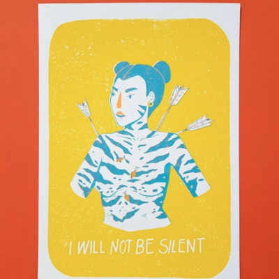 Poster amarelo com ilustração de corpo azul e branco e texto I WILL NOT BE SILENT