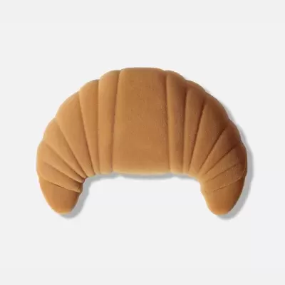 Almofada decorativa em forma de croissant castanho claro
