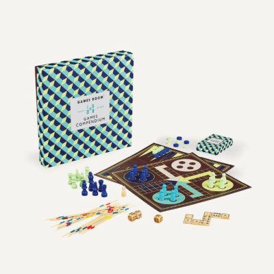 Conjunto de jogos de tabuleiro com peças coloridas e caixa estampada