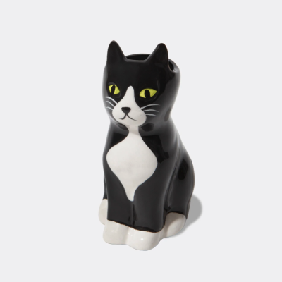 Vaso de cerâmica em forma de gato preto e branco sentado.