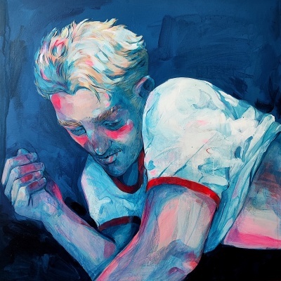 Pintura de uma pessoa com t-shirt branca com bordas vermelhas em iluminação azul e rosa.