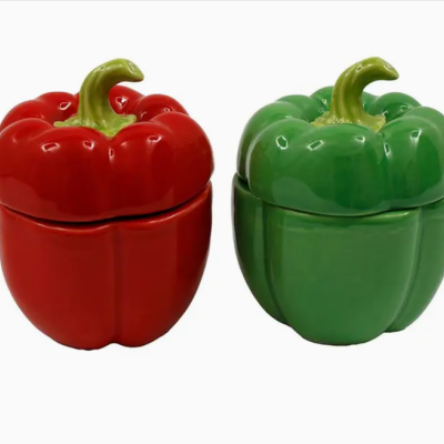 Recipientes cerâmicos em forma de pimento vermelho e verde