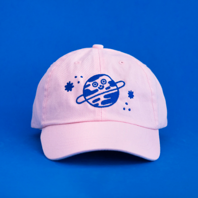 Boné cor-de-rosa com bordado de planeta azul sorridente