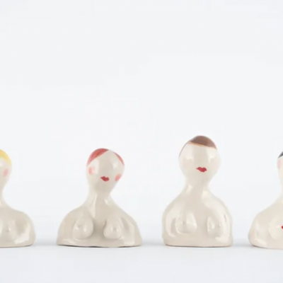 Estatuetas femininas em cerâmica com cabelo colorido