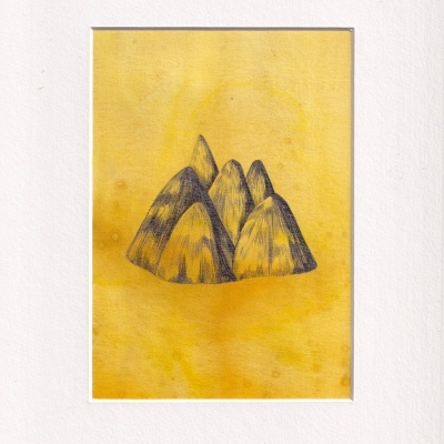 Pintura de montanhas estilizadas em amarelo e negro sobre fundo amarelo com moldura branca