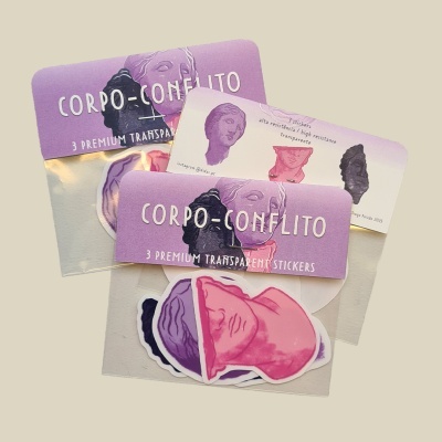 Conjuntos de autocolantes transparentes premium 'CORPO-CONFLITO' com esculturas em cores roxa, rosa e preta, sobre fundo bege.