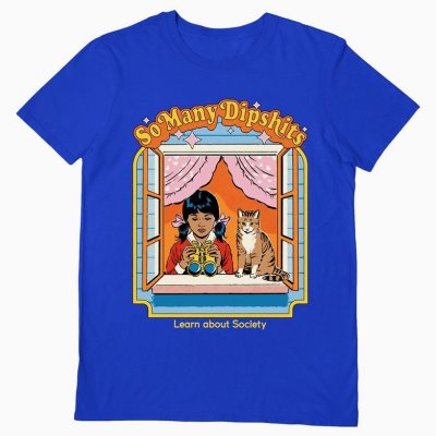 T-shirt azul royal com estampa de menina com binóculos e gato na janela, texto So Many Dipshits
