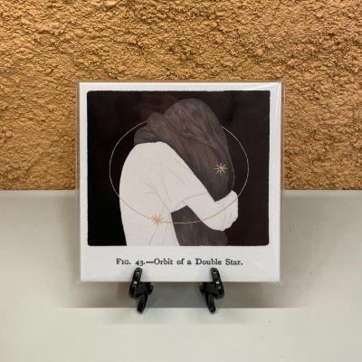 Azulejo quadrado com ilustração de figura humana de costas e texto em inglês na base.