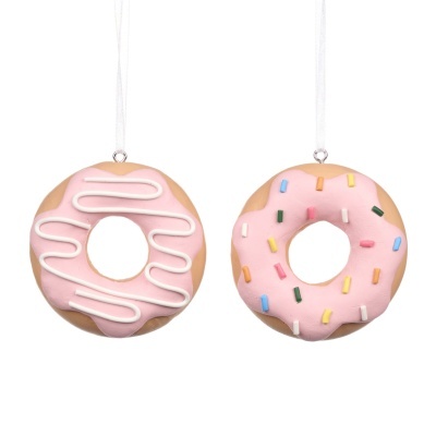 Dois enfeites pendurados em forma de donuts com cobertura cor-de-rosa e decorações distintas
