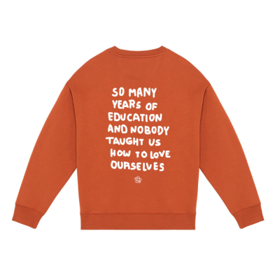 Sweatshirt laranja com texto branco nas costas