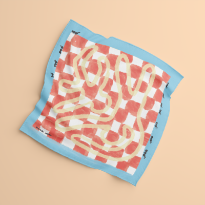 Lenço xadrez vermelho e branco com detalhes amarelos e borda azul.