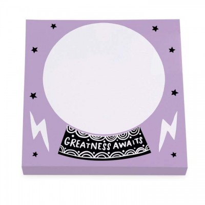 Bloco de notas com desenho de bola de cristal e texto 'GREATNESS AWAITS' numa base preta em fundo lilás