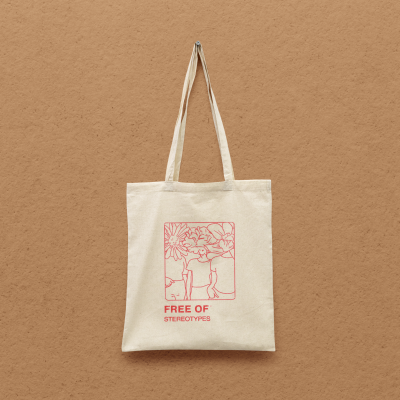 Saco de tecido cru com estampa rosa de flores e pessoas com texto FREE OF STEREOTYPES