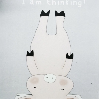 Desenho de vaca invertida com texto 'Schhh... I am thinking!' sobre fundo cinza