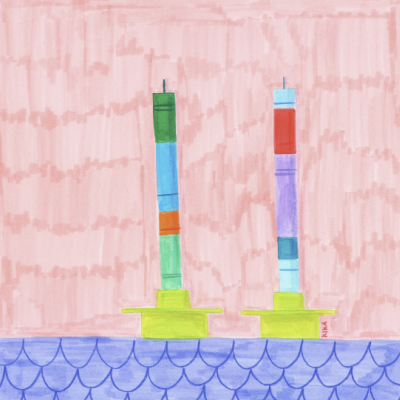 Dois castiçais amarelos com velas coloridas sobre base azul com padrão de escamas num fundo rosa.