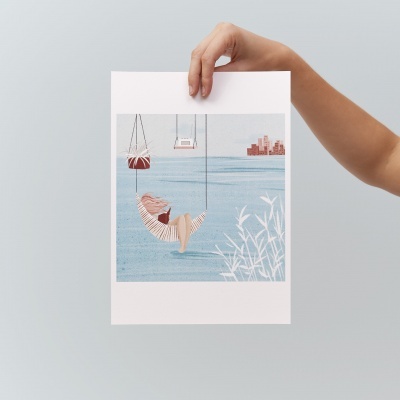 Ilustração de pessoa num baloiço suspenso sobre água com plantas e edifícios ao fundo