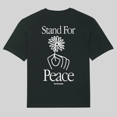 T-shirt preta com estampa branca 'Stand For Peace' e desenho de mão segurando flor