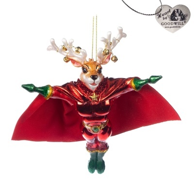 Rena decorativa suspensa com capa vermelha e detalhes verdes e dourados