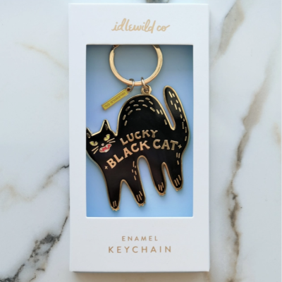Porta-chaves enamel de gato preto Lucky Black Cat em embalagem branca com texto dourado