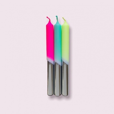 Três velas coloridas neon com base metálica penduradas