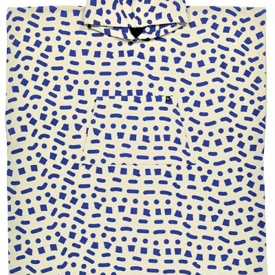 Poncho de criança branco com padrão azul e capuz