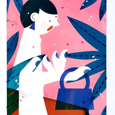 Ilustração de mulher segurando uma mala azul com fundo cor-de-rosa e folhas azuis