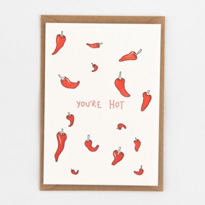 Cartão de felicitações com desenhos de pimentos vermelhos e texto YOU'RE HOT