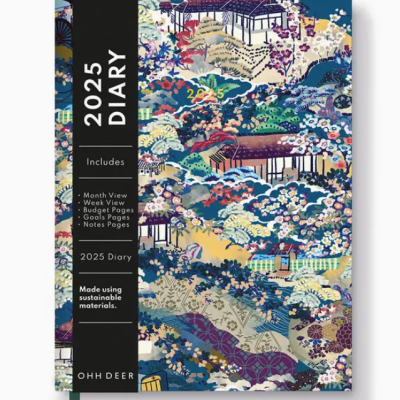 Agenda 2025 com capa decorada com casas e natureza e faixa preta com texto