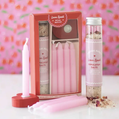 Conjunto de banho ritual Love Spell com sais do Himalaia, velas rosas e suporte vermelho em caixa cor de rosa