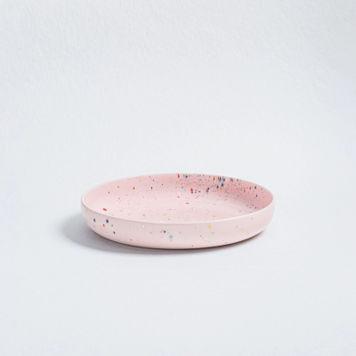 Prato raso rosa com respingos coloridos em cerâmica