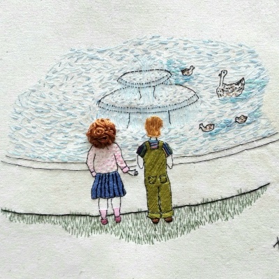 Bordado de duas crianças a olhar para um lago com patos e fonte