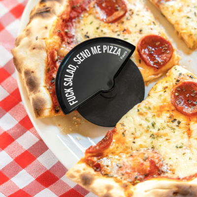 Pizza de pepperoni com suporte preto 'FUCK SALAD, SEND ME PIZZA'