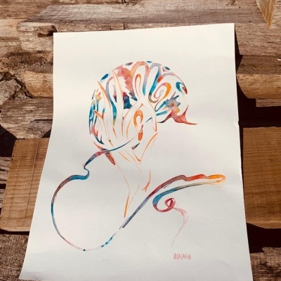 Desenho colorido estilizado em papel branco sobre fundo de madeira